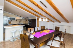 Appartement (A1) | Cuisine privée | Réfrigérateur, surface de cuisson, lave-vaisselle, cafetière-théière