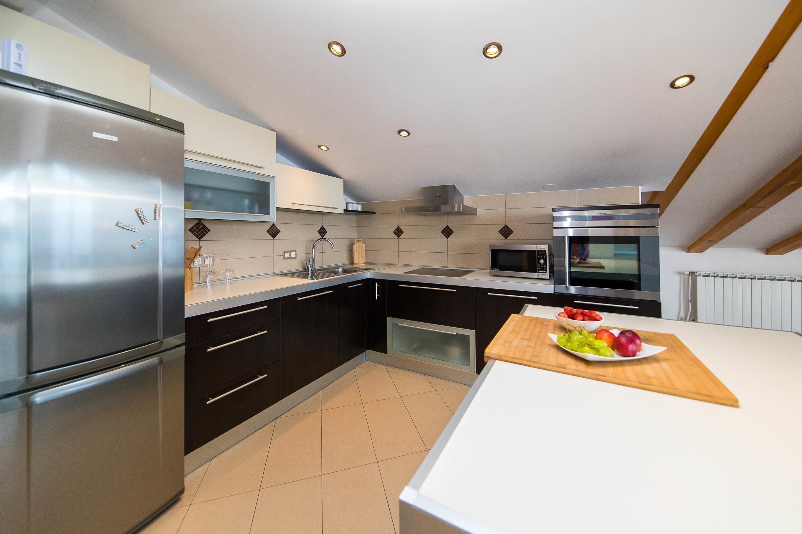 Eigene Küche | Kühlschrank, Herdplatte, Geschirrspüler