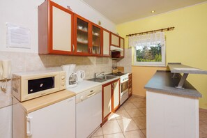Apartamento (A1) | Cozinha privada | Geladeira, micro-ondas, fogão, cooktop