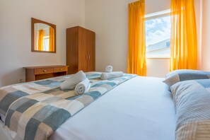 1 chambre, fer et planche à repasser, accès au Wi-Fi (inclus)