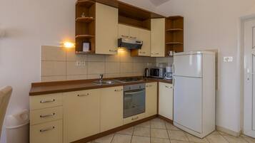 Private kitchen | Fridge, microwave, oven, stovetop