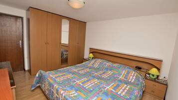 1 habitación, tabla de planchar con plancha, wifi gratis y ropa de cama