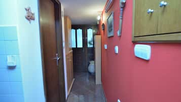 1 habitación, tabla de planchar con plancha, wifi gratis y ropa de cama