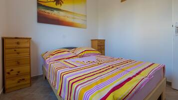 2 Schlafzimmer, Bügeleisen/Bügelbrett
