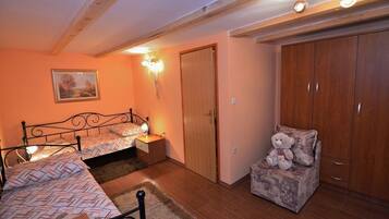 House | 1 bedroom, iron/ironing board, free WiFi