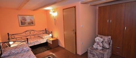 House | 1 bedroom, iron/ironing board, free WiFi