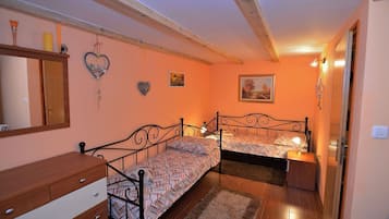 House | 1 bedroom, iron/ironing board, free WiFi