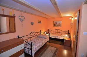 House | 1 bedroom, iron/ironing board, free WiFi