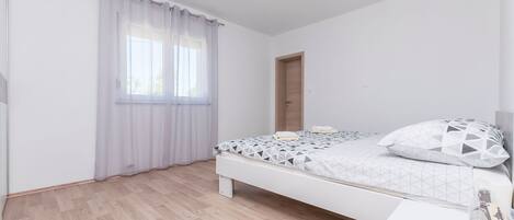 Iron/ironing board, free WiFi