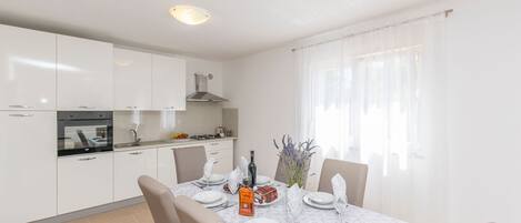 Eget kök | KylskÄp, mikrovÄgsugn, ugn och spishÀll