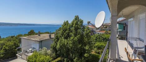 Parveke, josta on näkymä merelle, satelliittiantenni ja puutarha-alue.