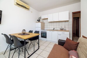 Apartamento (A2) | Cozinha privada | Geladeira, micro-ondas, cooktop, máquina de café expresso