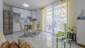 Een modern appartement met keuken, eetgedeelte en woonkamer.