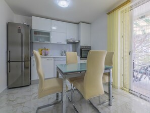 Cocina privada | Refrigerador, horno, parrilla de estufa y lavavajillas