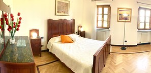 双人房或双床房 | 遮光窗帘、免费 WiFi、床单