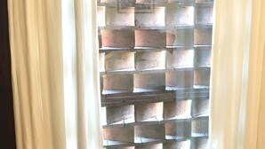 A room with a brick wall and a window with curtains. - La Fornace del Sole (Capannori)
