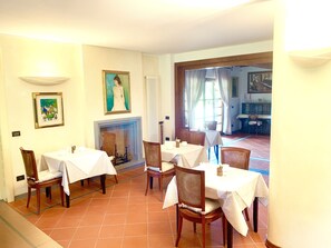 包含每日自助早餐