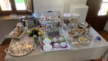 TĂ€gliches inbegriffenes FrĂŒhstĂŒcksbuffet