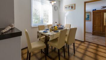 Private kitchen | Fridge, stovetop, coffee/tea maker