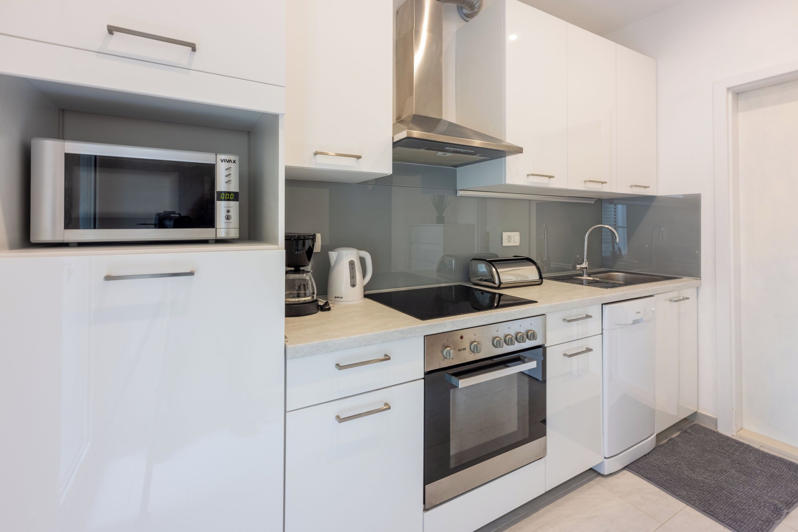 Apartment (A1) | Private kitchen | Fridge, microwave, oven, stovetop