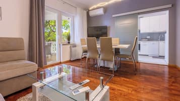 Apartment (A1) | Wohnzimmer | Fernseher