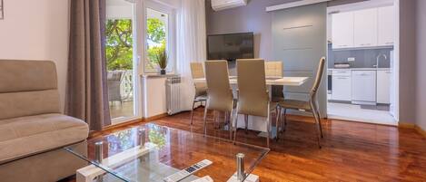 Apartment (A1) | Living room | TV