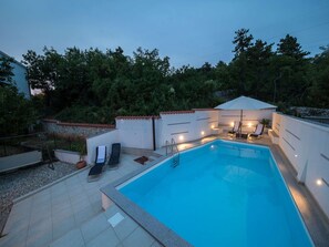 สระว่ายน้ำกลางแจ้ง