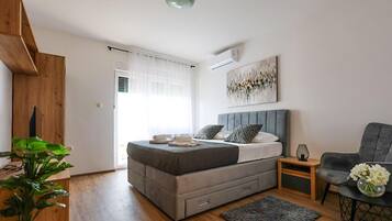 6 bedrooms, iron/ironing board, free WiFi