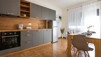 Apartment (A7) | Eigene Küche | Kühlschrank, Herdplatte, Espressomaschine