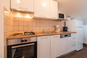 Apartment (A4) | Eigene Küche | Kühlschrank, Herdplatte, Espressomaschine
