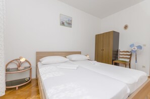 1 chambre, fer et planche à repasser, accès au Wi-Fi (inclus)
