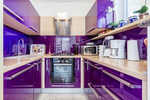 Privat køkken | Køleskab, mikrobølgeovn, ovn, kogeplade