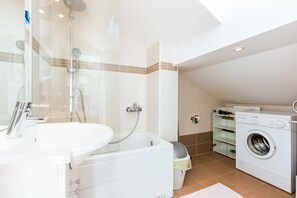 Apartment (A1) | Bathroom | Bathtub - Apartment Dario (Crikvenica)