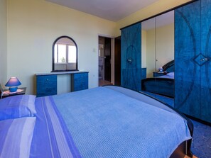 4 bedrooms, iron/ironing board, free WiFi