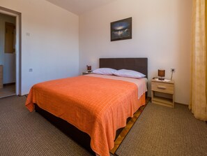 4 bedrooms, iron/ironing board, free WiFi