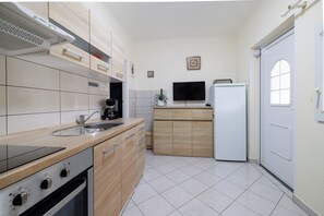 Apartment (A3) | Private kitchen | Fridge, microwave, oven, stovetop - Apartments Miroslava (Crikvenica)