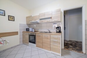 Apartemen (A3) | Dapur pribadi | Lemari es, microwave, oven, dan kompor