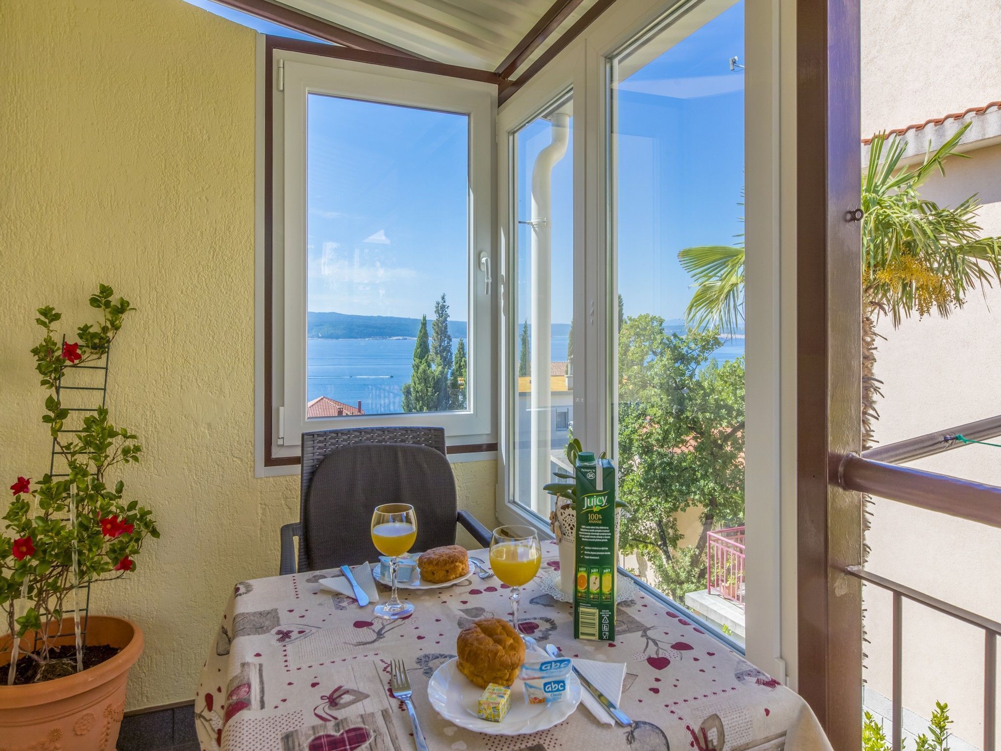 Private kitchen | Fridge, microwave, oven, stovetop