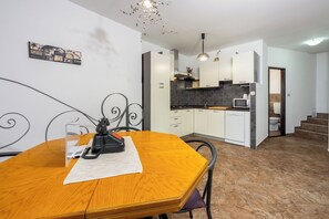 Casa | Cocina privada | Refrigerador, microondas, horno y parrilla de estufa 