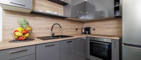 Appartement (A4) | Cuisine privée | Réfrigérateur, four à micro-ondes, surface de cuisson, lave-vaisselle