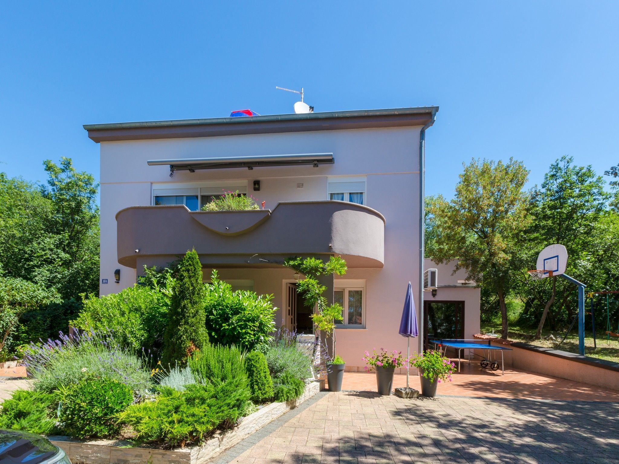 المنشأة من الخارج