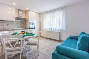 Appartement (A2) | Cuisine privée | Réfrigérateur, four à micro-ondes, un four, surface de cuisson