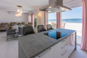 Eigene Küche | Kühlschrank, Ofen, Herdplatte, Espressomaschine