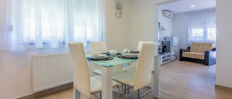 Appartement (A1) | Salle de séjour | Télévision, services de streaming