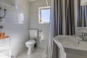 Bathroom | Shower, towels - Apartments Lucija (Crikvenica)