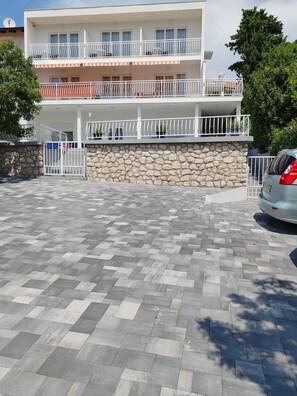 Free self parking - Apartment Duda (Novi Vinodolski)