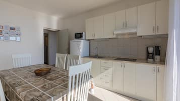 Eigene Küche | Kühlschrank, Mikrowelle, Herdplatte, Geschirrspüler