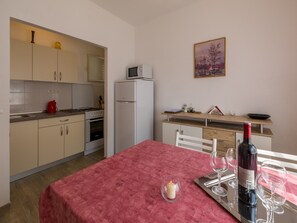 Private kitchen | Fridge, microwave, oven, stovetop