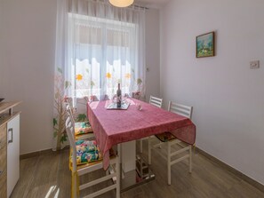 Eigene Küche | Kühlschrank, Mikrowelle, Ofen, Herdplatte