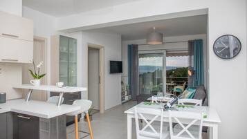 Eget kök | Kylskåp, mikrovågsugn, spishäll och espressobryggare